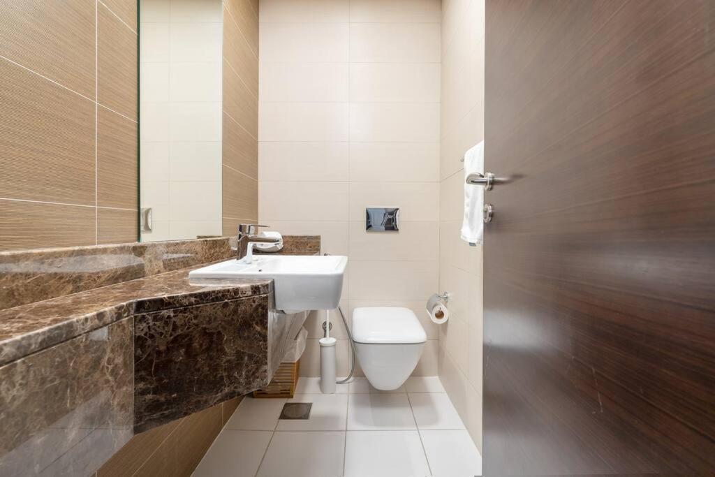 Cozy Studio In Sparkle Tower Jbr By Suiteable Дубай Екстериор снимка