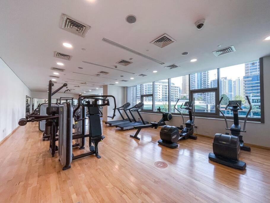 Cozy Studio In Sparkle Tower Jbr By Suiteable Дубай Екстериор снимка